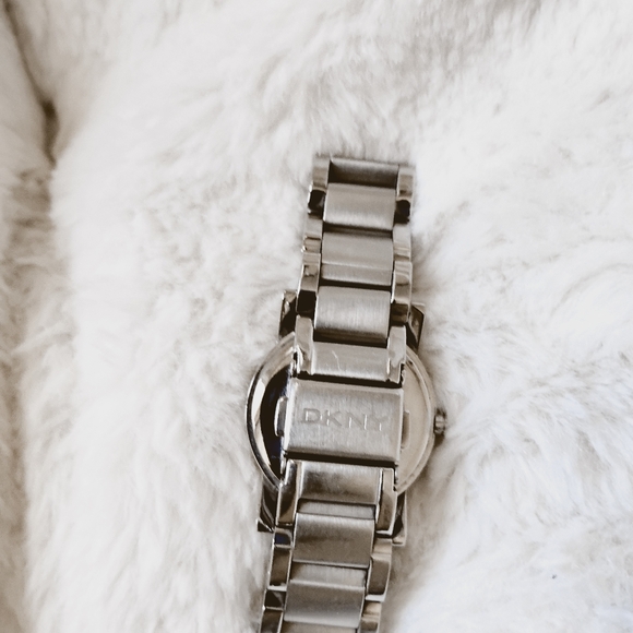 DKNY WATCH - Picture 3 of 4